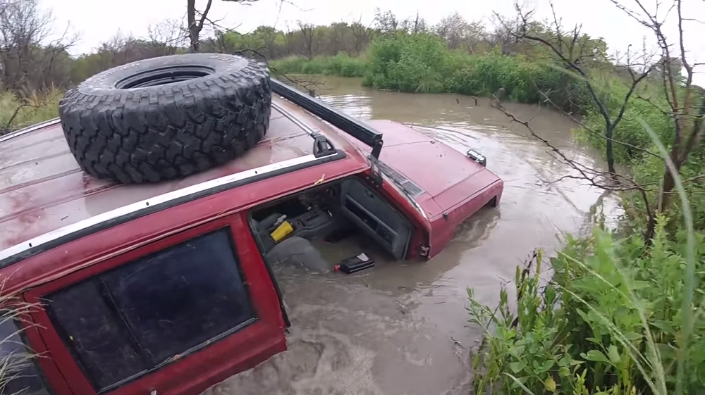 Xj Jeep Cherokee Gets Wet Wild With No Doors And Big Tires