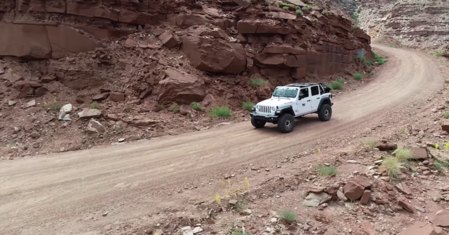 Couple Goes Off-roading for First Time in a Jeep, Instantly Falls in Love