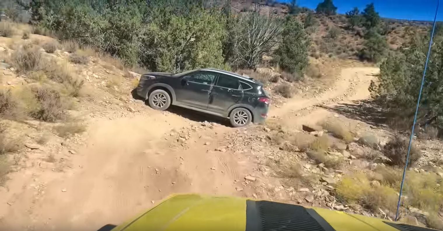 Jeep Cherokee Rescues a 2WD Hyundai Tuscon